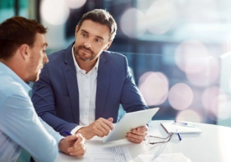 Imagen de dos personas hablando con confianza